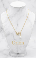 Collar Delicado de Mariposa y Perla / Colección Orión